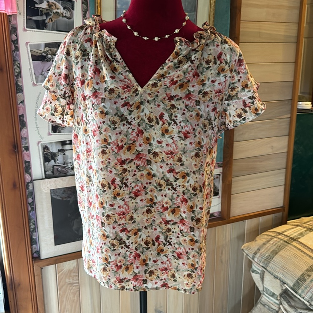 Dleione like new floral blouse